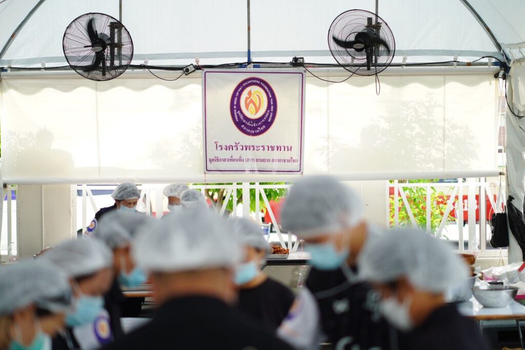 สนจ. ร่วมทำกิจกรรมจิตอาสากับโรงครัวพระราชทาน มูลนิธิอาสาเพื่อนพึ่ง (ภาฯ) ยามยา สภากาชาดไทย 3 1000273175