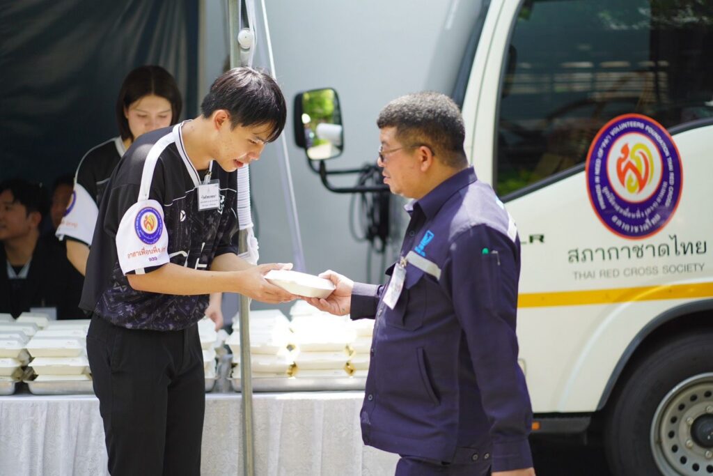 สนจ. ร่วมทำกิจกรรมจิตอาสากับโรงครัวพระราชทาน มูลนิธิอาสาเพื่อนพึ่ง (ภาฯ) ยามยา สภากาชาดไทย 7 1000273182