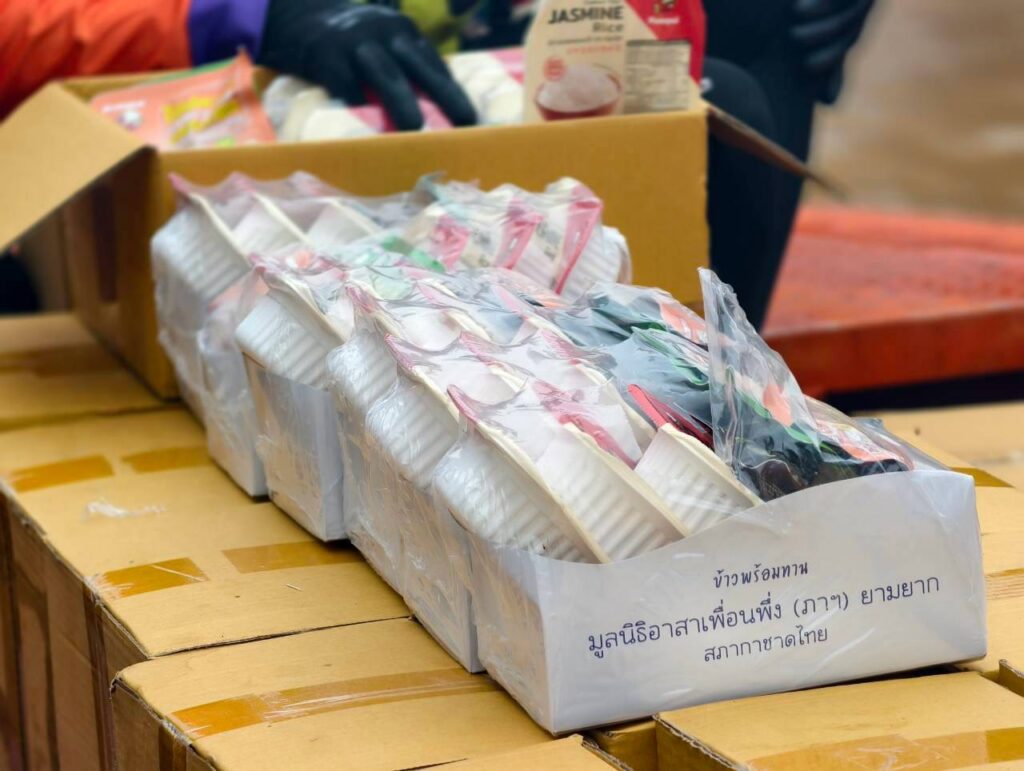 อาสาเพื่อนพึ่ง (ภาฯ) ยามยากฝ่าน้ำท่วม ลุยส่งอาหารเร่งช่วยคนน่าน 7 1000275549