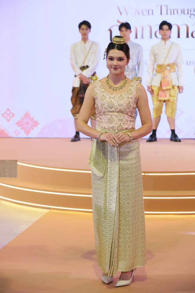 ชุดไทยใส่ได้ทุกวัน! อัพเดทเทรนด์แต่งตัวคน Gen Z 22 BR6 0441 0 683x1024 1